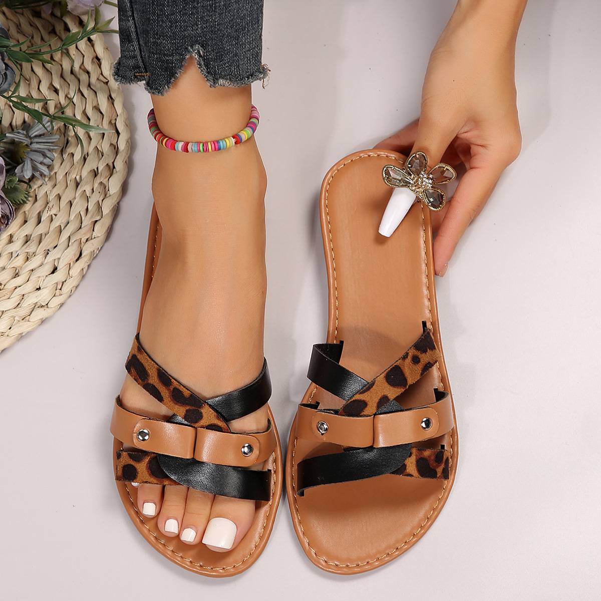 Liselotte - Sandals with Cross Straps
